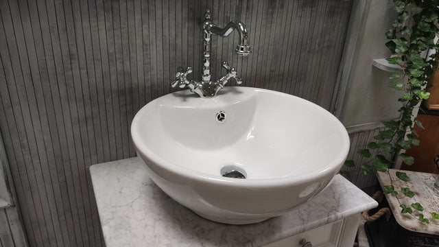 Rundes Aufsatzwaschbecken mit Armaturenbohrung