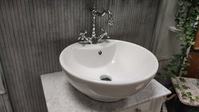 Rundes Aufsatzwaschbecken mit Armaturenbohrung