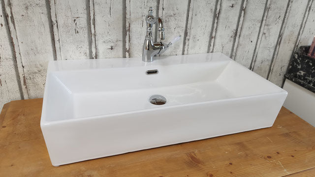 Rechteckiges Waschbecken mit Armaturenbohrung