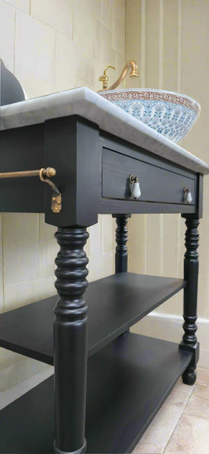 "Jarmu" - schwarzer Waschtisch mit heller Marmorplatte im Landhausstil