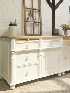 Küchenzeile im Landhausstil aus Massivholz