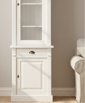 Pearl - Eleganter, weißer Hochschrank im Landhaus-Stil
