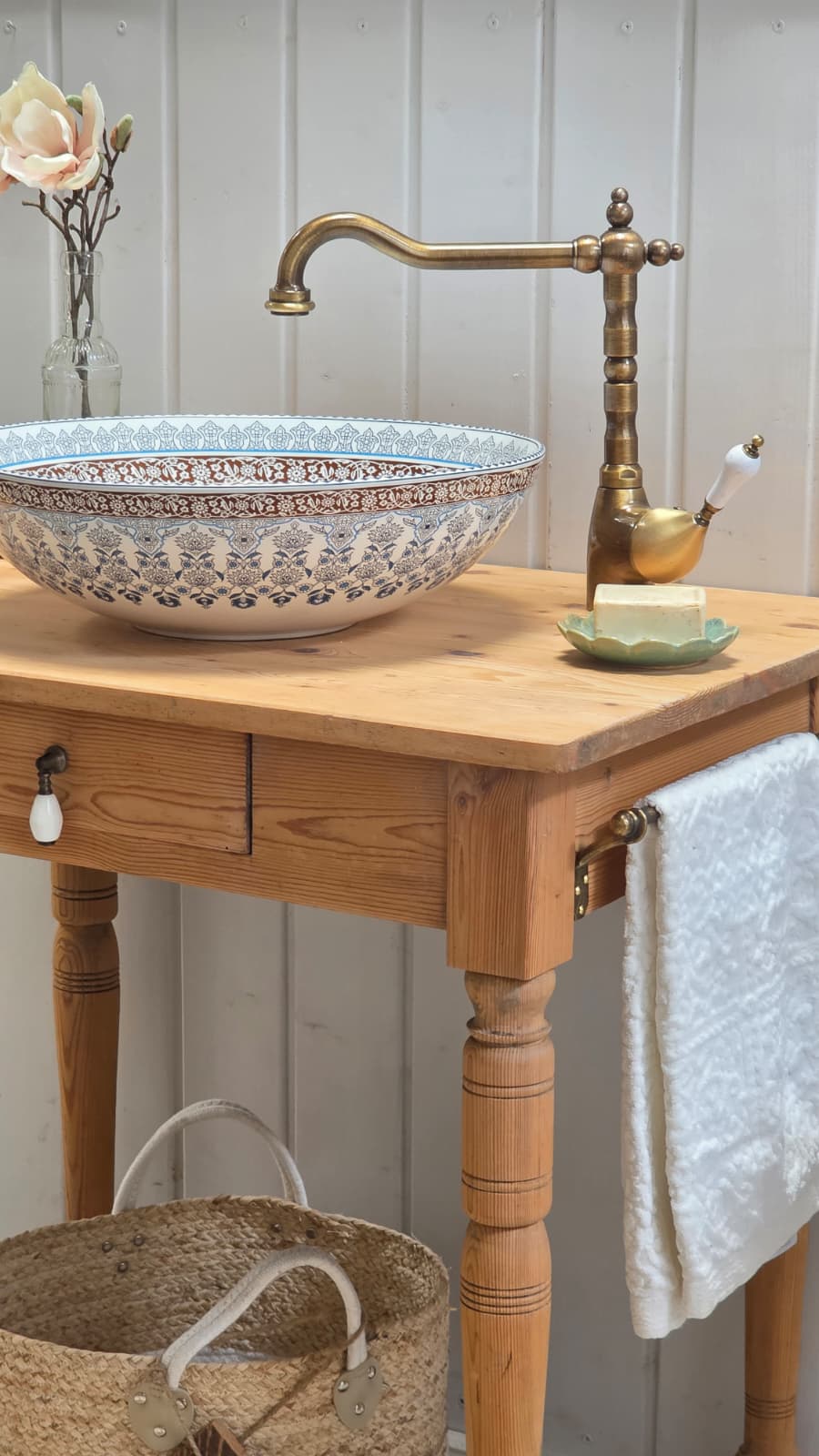 "Reta" - Antique Country House Washbasin