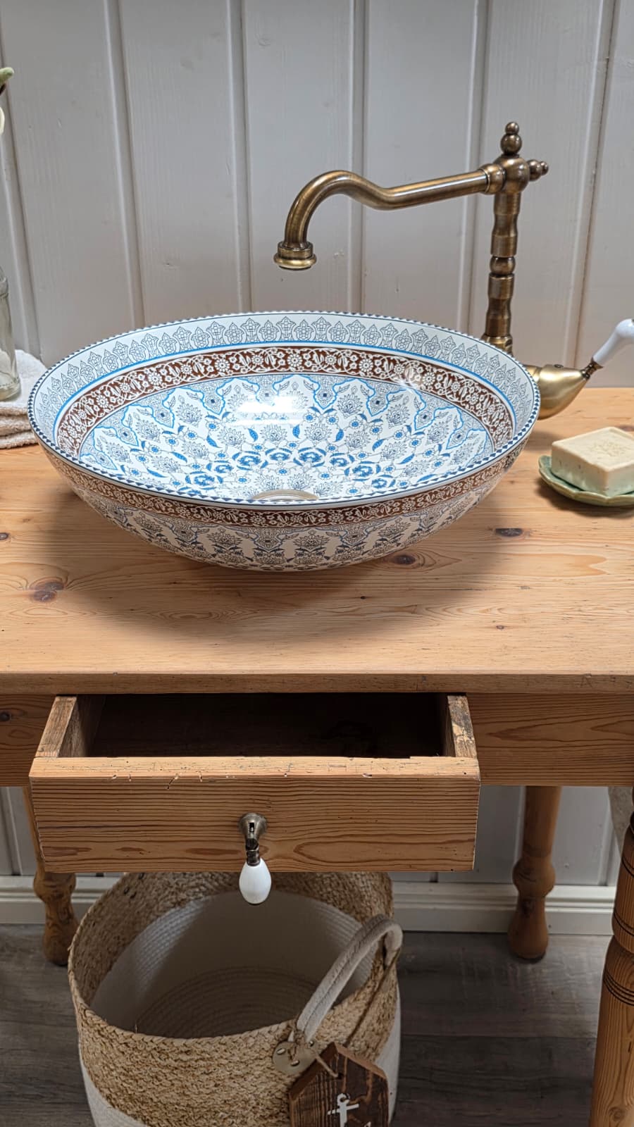 "Reta" - Antique Country House Washbasin