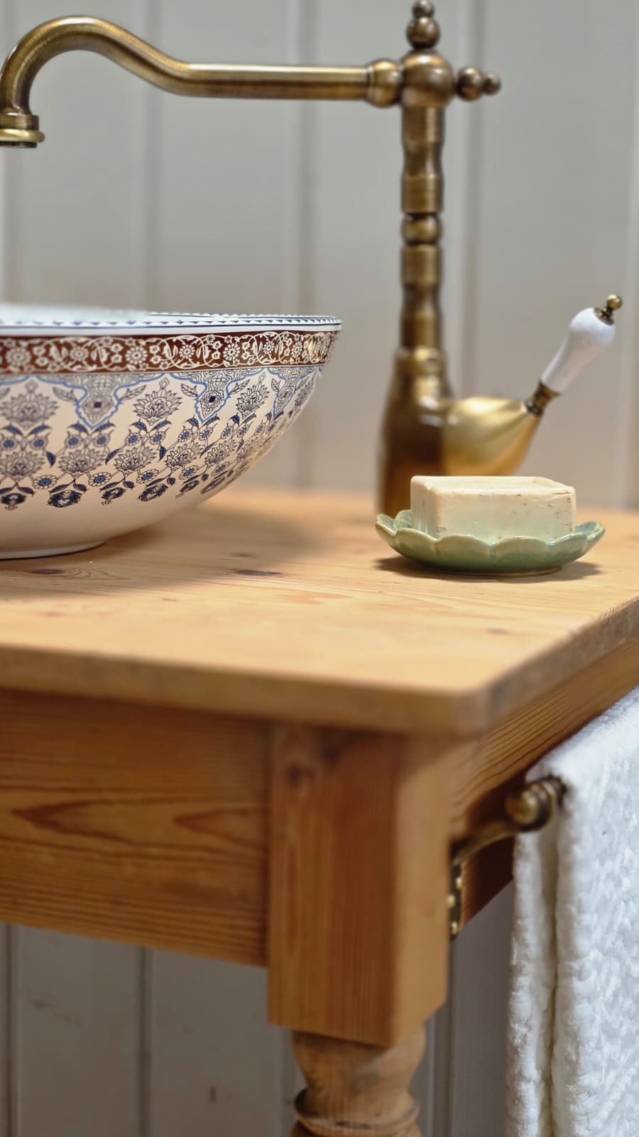 "Reta" - Antique Country House Washbasin
