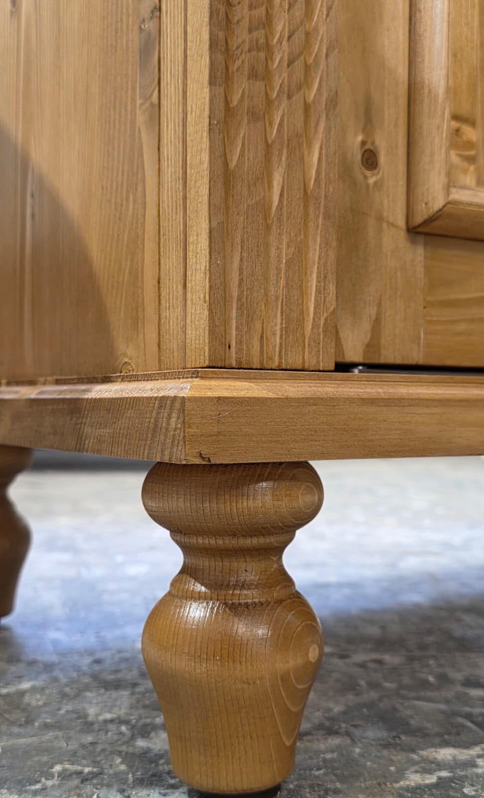 "Mirandé" heller Landhaus-Waschtisch aus Massivholz mit Handtuchstange 60 cm