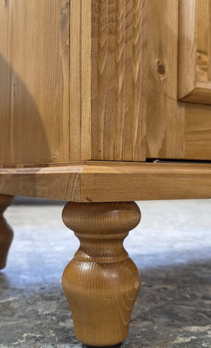 "Mirandé" heller Landhaus-Waschtisch aus Massivholz mit Handtuchstange 60 cm